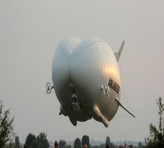 Maior avião do mundo cai ao realizar segundo teste de voo