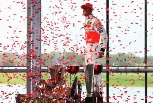 Hamilton é tricampeão de F1 e iguala seu ídolo Ayrton Senna