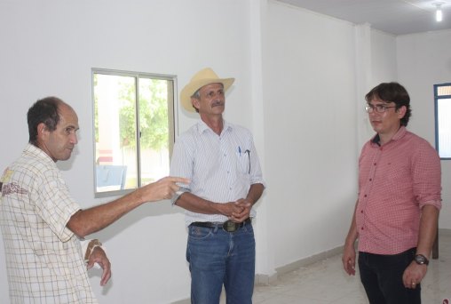 Prefeito visita escola reformada e ampliada em distrito 