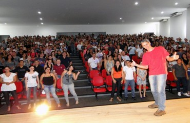 Casa lotada no StandUP Comedy com Márcio Américo em Cacoal