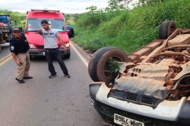 JARU - Caminhonete da SEJUS capota na BR 364