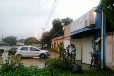 CENA DA CIDADE - Vizinhos de prefeito Nazif sofrem com rua inundada