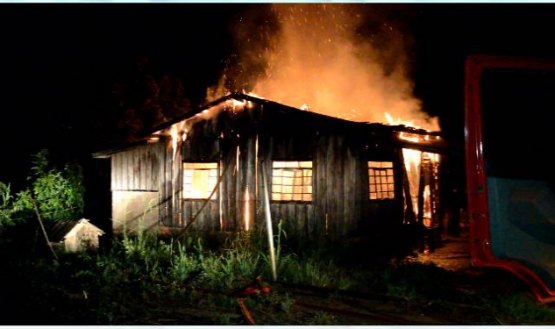 Trabalhador encontra máquinas, mala e gasolina próxima a casa incendiada 