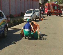 NA CAPITAL  - Gari é atropelado ao descer de caminhão para recolher lixo