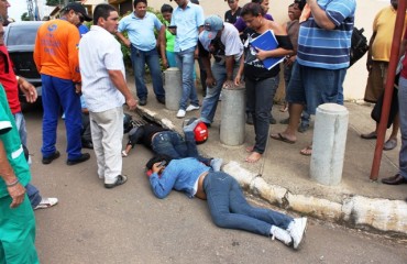 MAIS UM - Motociclista não respeita sinalização e é atingida por veiculo, condutora com fratura exposta