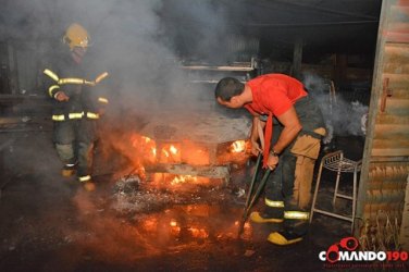 Incêndio destrói dois carros guardados em pátio de empresa