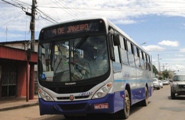 ABSURDO - Cobrador de ônibus da empresa Três Marias se nega a dar troco e humilha passageira