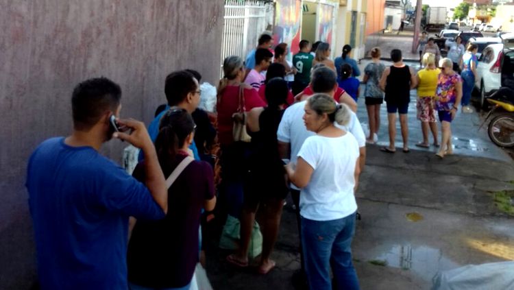 Multidão forma fila para garantir chapéu da BVQQ