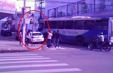 Leitor denuncia que carro de Governo parado em faixa amarela causa acidente no centro - FOTOS