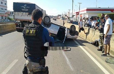 Carro capota várias vezes após ser fechado por carreta