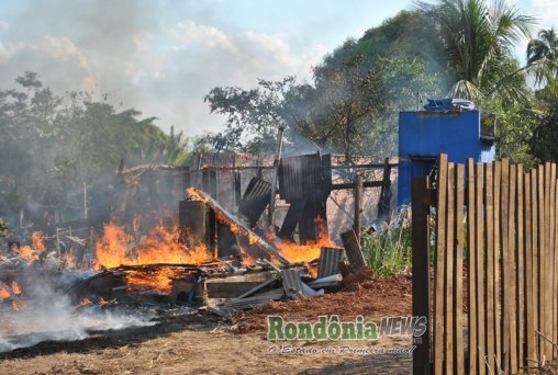 Residência é destruída pelo fogo