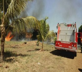 SUSTO - Incêndio em terreno ameaça destruir carretas e causar explosão na capital