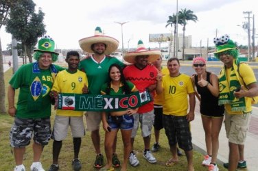 Em clima de festa , torcida de Brasil e México chegam ao Castelão