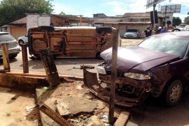 Motorista tomba veículo após avançar cruzamento no centro de Porto Velho