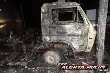 Barracão e caminhão são consumidos pelas chamas na madrugada