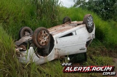 Carro com duas pessoas capota na RO-010