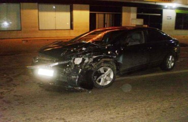 Motorista avança sinal vermelho e provoca acidente na 319
