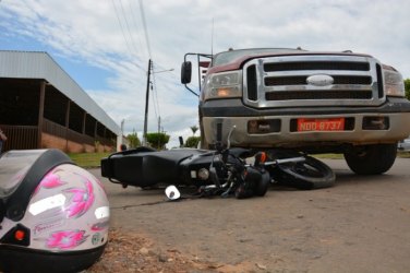 Menor de idade invade preferencial invade preferencial e é colidida por caminhão