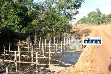 Estrada Parque é interditada após queda de ponte