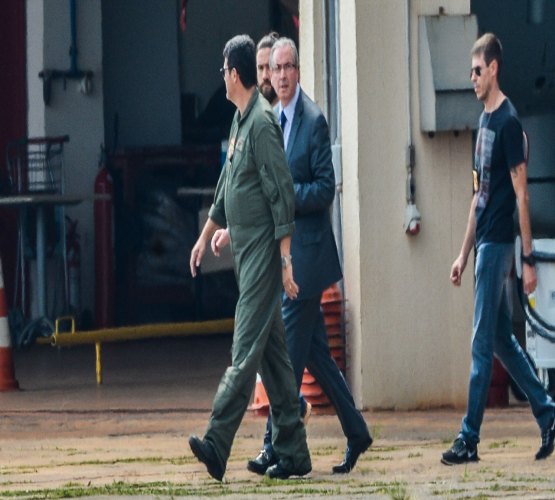 HOMEM BOMBA - Prisão de Cunha leva pânico ao alto escalão em Brasília