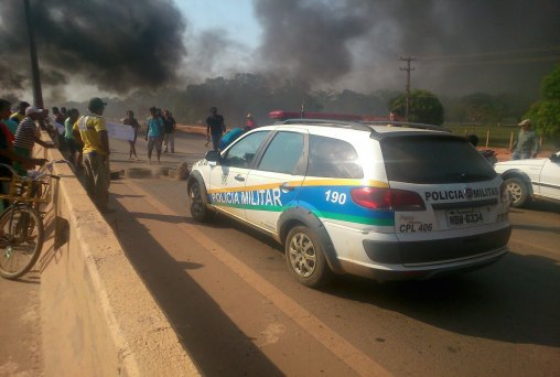 PROTESTO – Moradores bloqueiam trecho da BR 364 na capital