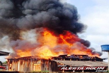 Casa é totalmente destruída  após  incêndio