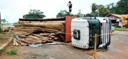 Carreta carregada de madeira tomba na BR 364 ao passar em buraco