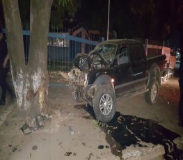 NA CAPITAL: Motorista fica gravemente ferido após bater em árvore