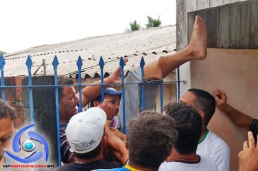 JI-PARANÁ – Homem tenta pular o muro de casa e fica com a perna presa