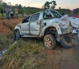 Cabeleireiro morre após capotar caminhonete 