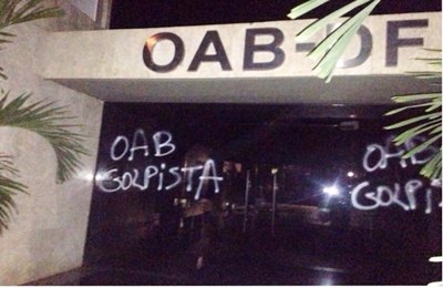 OAB-DF é pichada, 'Golpista'