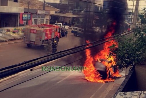 Carro pega fogo na região central