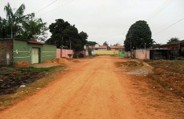 Moradores do bairro Jardim das Mangueiras I estão revoltados com a falta de asfalto e saneamento básico – Vídeo