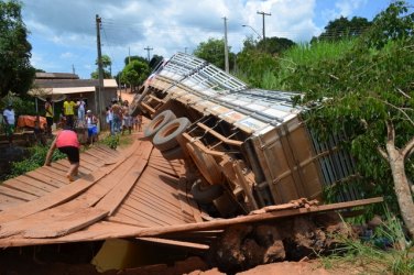 JARU –  Ponte quebra durante travessia de caminhão