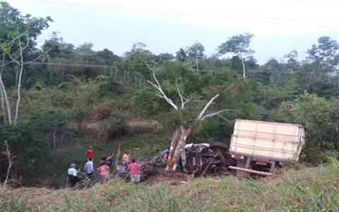 Sete pessoas morrem em trágico acidente na BR-364; cinco eram da mesma família