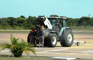 Incêndio em trator ao lado de Boeing na pista de pouso do aeroporto Jorge Teixeira na capital