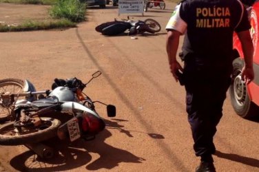 Choque entre motos deixa homem seriamente ferido