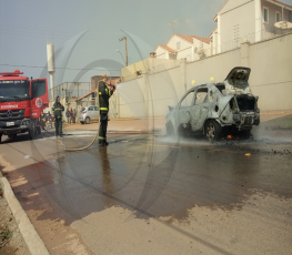 INCÊNDIO: Carro é destruído por fogo em pleno trânsito na capital