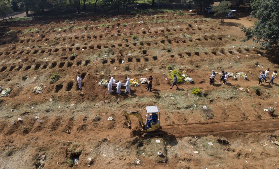 PANDEMIA: Brasil tem 2.724 mortes por Covid em 24h e bate recorde na média móvel de óbitos