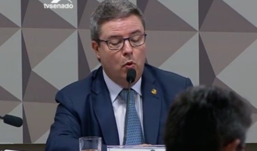 Senador dá parecer favorável 
ao impeachment de Dilma