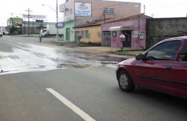 TRANSTORNO – Buracos espalhados pela cidade causam prejuízos e atrapalham o trânsito na capital