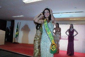 Miss Rondônia Oficial eleita em desfile na capital 