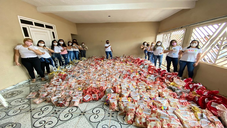 VEREADOR: Edimilson Dourado entrega presentes s mames em bairros da capital