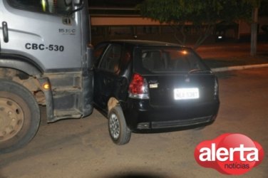 Mulher deixa carro “morrer” e é atropelada por carreta