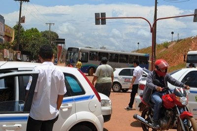 Indignados taxistas protestam após serviço porco - FOTOS