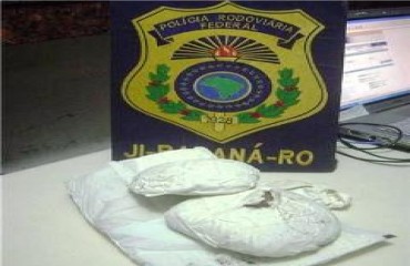 Menor é flagrada pela PRF transportando quase 1 kg e meio de cocaína