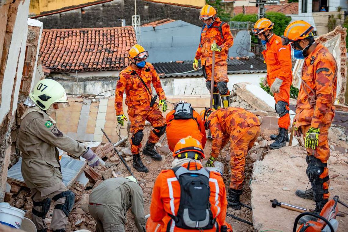 TRAGÉDIA: Bombeiros confirmam sétima morte em desabamento de prédio