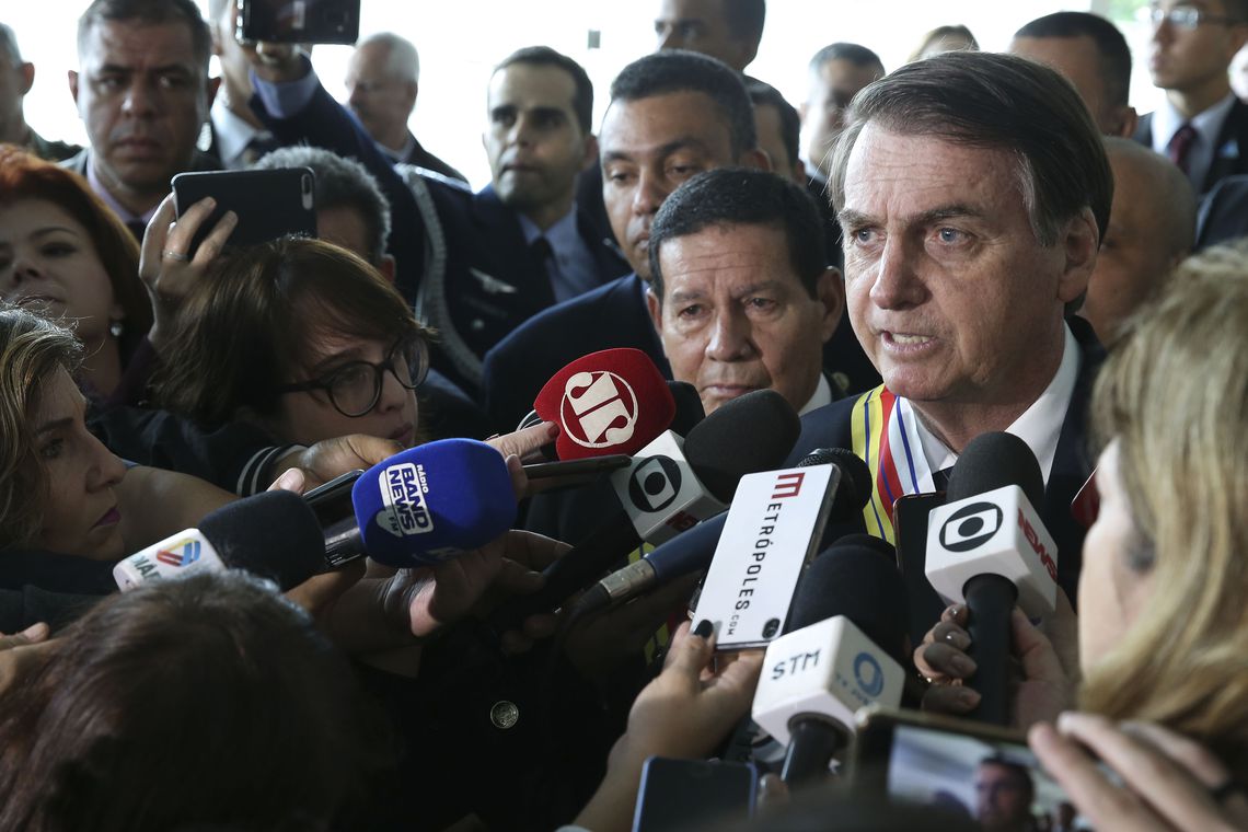 ECONOMIA: Bolsonaro diz que governo estuda reduzir impostos de empresas