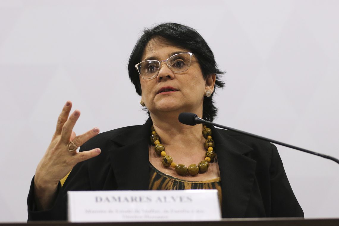 SUCATEAMENTO: Ministra Damares Alves faz vistoria em aeronaves abandonadas da Funai