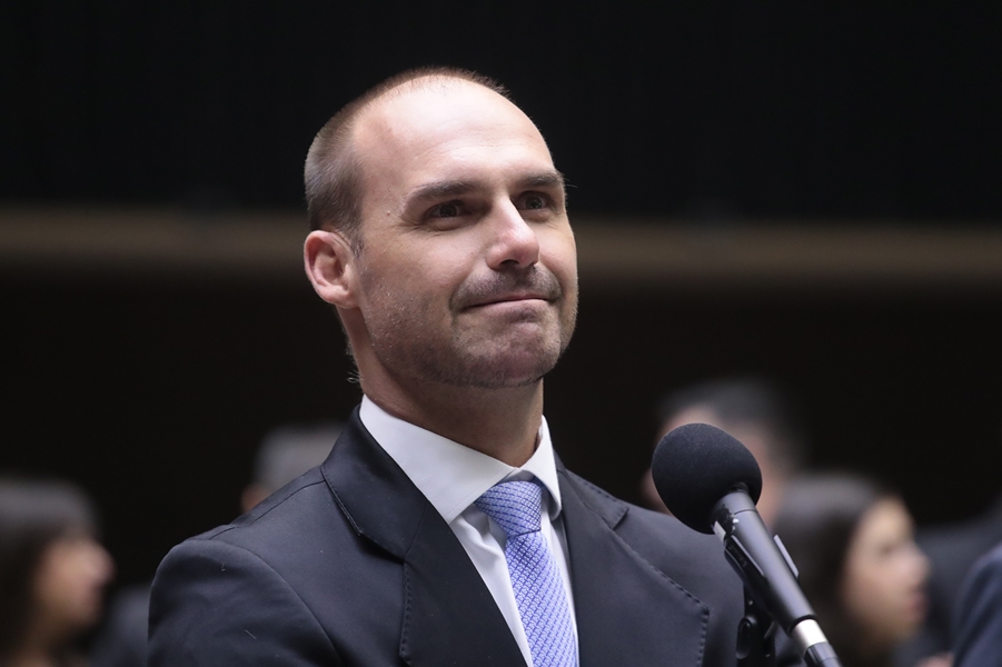 DECISÃO: Moraes bloqueia bens, contas e Pix de Eduardo Bolsonaro